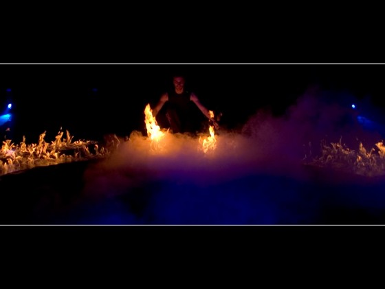 Akela von Feuer und Flammen