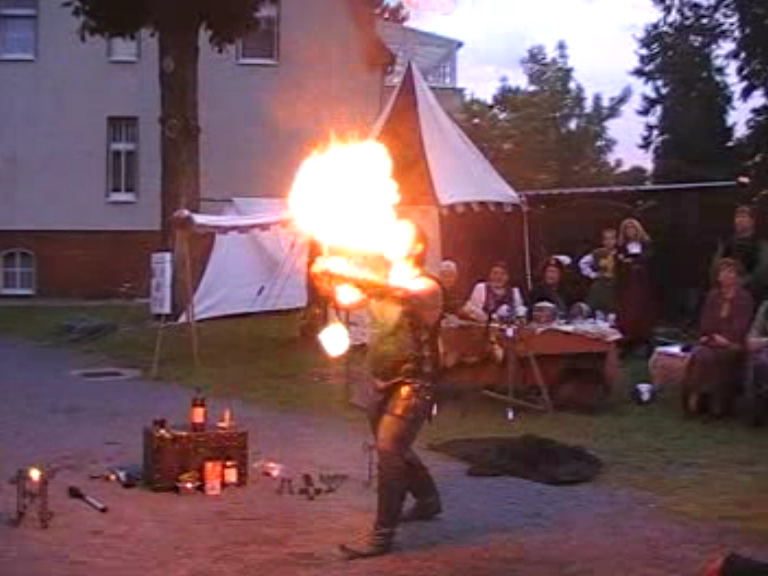 Mittelaltershow mit Feuershow und Ritterlager und Schlangenshow